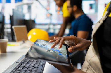 Afrika kökenli Amerikalı uzman güneş enerjisi üretimi için güneş enerjisi tasarımları üreterek otomasyon mantığı uyguluyor. Yüksek teknoloji ürünü.