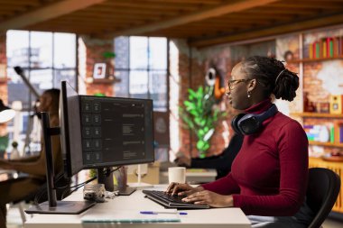 Başlangıç çalışanı kodlama görevlerinde yardım almak için büyük dil modeli uygulaması kullanıyor. AI LLM Chatbot PC GPT yazılımı ile yazılım geliştirme işyerindeki kadın etkileşimi