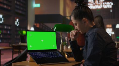 Ahşap raflar ve klasik yeşil lambalarla dolu huzurlu boş bir kütüphane. Klasik mimari ve dingin çalışma alanı öğrenme, okuryazarlık ve entellektüel gelişime ilham verir. Eski moda tasarım.