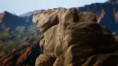 Sersemletici yüksek irtifa manzarası pürüzlü kaya oluşumları ve yuvarlanan zirveler içeriyor. Bu nefes kesen manzara macera arayanlara doğanın dinginliğini kucaklamaları ve tadını çıkarmaları için ilham veriyor..