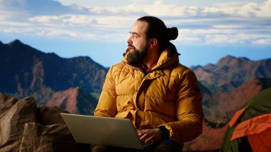 Hayal kırıklığına uğramış girişimci, tatilde iş problemlerinden, güçlü sinyallerden ve internetten bıkıyor. Dağın tepesine tırmanan biri için. Yürüyüşçü rahatlamaya çalışıyor. Kamera B.