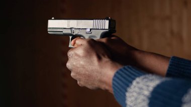 Atış poligonu tesisinde eğlencenin tadını çıkaran tabanca tutan adam, yaklaş. Atış poligonu şirketinde tabancayla pratik yapan kişi, kamera A