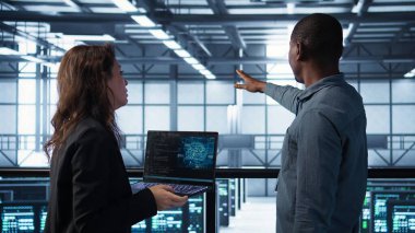 Veri merkezi yazılım geliştiricileri tarafından kullanılan yapay zeka teknolojisi ekipman tanılarını inceliyor. Yapay zeka kullanarak dizüstü bilgisayarda kodlama yapan programcılar, sunucu çiftliği ayarları, kamera B