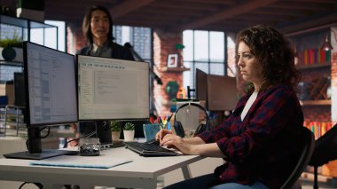 Hata düzeltme, potansiyel performans ve şirket yazılımıyla ilgili teknik sorunları saptamak için ayrıntılı kod incelemesi yapan bir başlangıç mühendisi. IT çalışanı hata ayıklama ve en iyi hale getirme kodu, kamera A