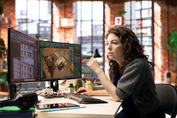 Yaratıcı bir ofisteki işçiler bir evin içini tasarlamak için CAD yazılımı kullanır, sanal ev planlaması için bir kullanıcı arayüzü sağlar. Kadın geliştirici kusursuz bir mimari düzen ve ayarlamalar yaratıyor.