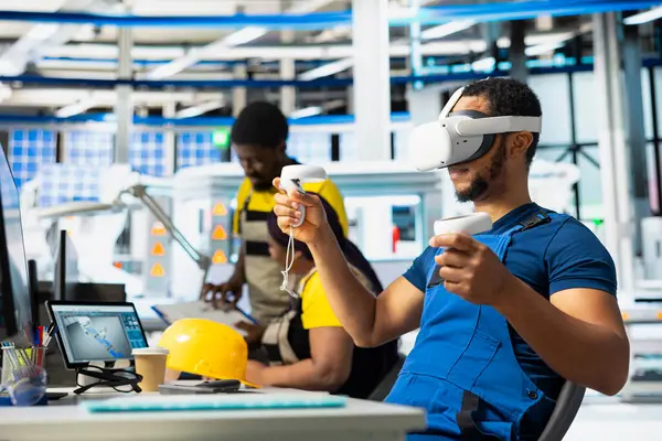 Fotovoltaik tesisi mühendisi güneş pilleri için yenilenebilir enerji üretmek için VR teknolojisi kullanıyor. Sanayi tesisi çalışanı sanal gerçeklik teçhizatı kullanarak güneş paneli yaratıyor.