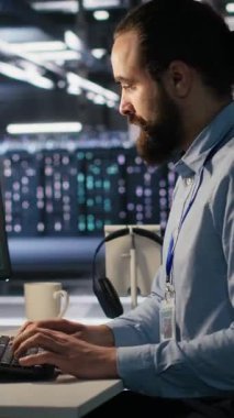 Dikey video sunucusu çiftlik çalışanı hacklenmiş ekipman sistemlerini tamir etmeye ve ekipmanları korumaya çalışıyor. Veri merkezi mühendisi bilgisayar ekranındaki virüs uyarısına tepki veriyor, acil müdahale başlatılıyor