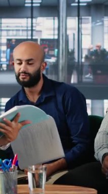 Vertical Video Finans Bölgesi 'nde güçlü insanlar işbirliği ve ağ oluşturma fırsatını tartışıyor, araştırma, öngörü ve liderlik kullanarak büyüme vizyonu geliştiriyor