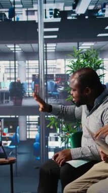 Profesyonel bir tartışma için kurumsal liderler arasındaki dikey Video Uzaktan Toplantısı küresel şirketler arasında verimli bir ortaklık oluşturmak için görüşleri paylaşıyor. İnternet üzerinden bağlantı kurun. Kamera.