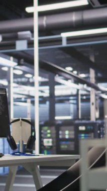 Dikey video Veri Merkezi PC ekranları AI model geliştirme ve otomasyon iş yüklerinde kullanılan arka uç altyapı performansını görüntüler. Sunucu donanımını denetleyen çalışma istasyonu gözlemcileri