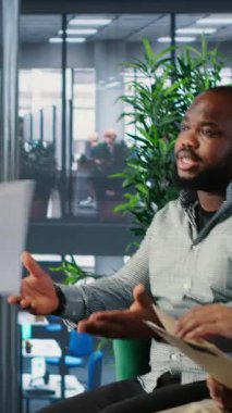 Liderlerin çok kültürlü bir hedef kitlede anlaşmazlık ve işyeri gerilimiyle karşı karşıya oldukları bir iş görüşmesi sırasında düşey Video Ofisi hayatı hayal kırıklığı ve anlaşmazlık gösteriyor. Kamera B.