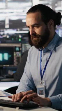 Sinirli Veri Merkezi Mühendisi sistem arızası gördükten sonra masaya yumruk atıyor. Sunucu çiftliği bilişim uzmanı dengesiz altyapı performansına öfkeyle tepki veriyor, ofisten çıkıyor, kamera A