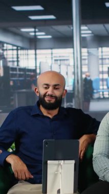 Çok kültürlü ortakların video görüşmeleri yoluyla iş birliği yaptıkları Dikey Video Şirketi toplantısı, hedefleri belirlemek ve kariyer ve şirket başarısını desteklemek için stratejik düşünme ve takım çalışması uygulamaları. Kamera B.