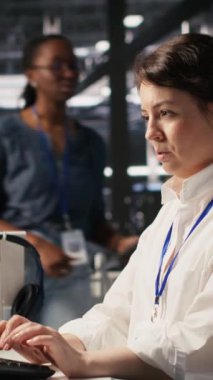 Yapay zeka süper bilgisayarlarını nasıl geliştireceğini düşünen dikey video veri merkezi geliştiricisi, sonuçtan memnun. Neşeli sunucu çiftliği bilişim uzmanı altyapı optimizasyonlarında beyin fırtınası yapıyor, kamera A