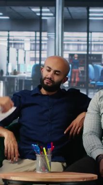 Vertical Video Corporate çalışanları yönetim kurulundaki küresel pazar eğilimlerini tartışıyor, uzmanlık ve performans ölçümlerini paylaşıyorlar. Planlama ve güçlü liderlik becerileri ile bir başarı hikayesi oluşturmak.