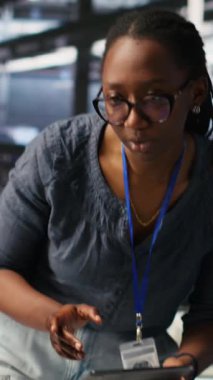 Yapay zeka araçlarını başarılı bir şekilde yerleştirdikten sonra veri merkezinde yumruk tokuşturan gülen teknisyenler. Sunucu odası mühendisliği ekibi makine öğrenme sistemi entegrasyonunun tamamlanışını kutladı