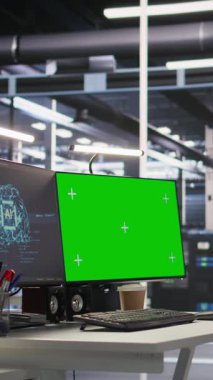 Yapay zekanın iş yükünü ve gözetleme ekipmanlarını görüntülemek için kullanılan dikey video sunucusu çiftlik modelleme bilgisayarı. İzole ekran PC destek makine öğrenme sistemleri, simule hesaplama