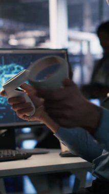 VR kulaklık takan dikey video veri merkezi çalışanı yapay zeka sinirsel ağ teknolojisi kullanıyor. Sunucu tarım programcısı yapay zeka programlama dilini ve sanal gerçekliği kullanarak güncelliyor