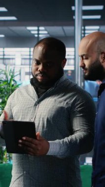 Araştırma ve performans ölçümleri kullanılarak ortaklık kararlarına rehberlik etmek için veri analizi ve stratejik düşünme uygulayan çeşitli CEO 'lardan oluşan dikey video grubu. Ofis lobisinde çok kültürlü perspektifler