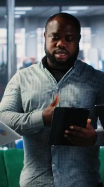 Görüşmelere, küresel kalkınmaya katılan hedef odaklı zihniyete sahip dikey video çok kültürlü kurumsal profesyoneller. Liderlik yeteneği olan insanlar araştırma ve iş sezgilerini kullanır. Kamera.