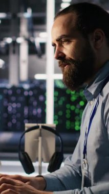 Veri merkezindeki dikey video mühendisi tanılama oturumu sırasında monitörde çıkan kritik hata nedeniyle hayal kırıklığına uğradı. IT uzmanı altyapıyı etkileyen sorun giderme sistemi hatasını vurguladı