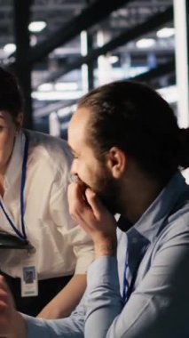 Sunucu odasında beyin fırtınası yapan dikey video programcıları, sinirsel ağ kodlarını ve LLM görselleştirme panellerini gözden geçiriyorlar. Veri Merkezi çalışanları yapay zeka sistemlerini izliyor