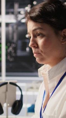 Dikey video yazılım geliştirici sunucu kümelerini gözlemler ve yapay zeka eğitimi ve çıkarım görevleri yapar. Yüksek teknoloji bilgisayar sistemlerini denetleyen bilişim uzmanı makine öğrenme depolama işlemlerini yönetiyor