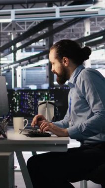 Veri merkezindeki dikey video mühendisleri PC ekranındaki fidye yazılımı uyarısına tepki göstererek acil durum yanıt protokolünü başlatmaya çalışıyorlar. BT personeli acilen hacklenen altyapıyı onarmaya çalışıyor