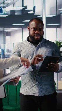 Vertical Video çeşitli liderleri finansal strateji ve planlamayı tartışarak liderlik becerilerini ve şirket performansını vurgulayarak güçlendirdi. Yönetim kurulunda yatırım fırsatları sergiliyor. Kamera A.