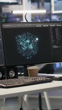 Derin öğrenme modellerini görselleştiren makine öğrenme yazılımlarıyla donatılmış dikey video veri merkezi çalışma istasyonu. Sunucu odasındaki yüksek performanslı bilgisayarlar yapay zeka kodu çalıştırıyor