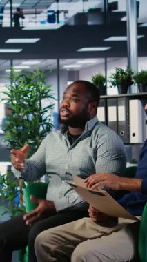 Liderlerin çok kültürlü bir hedef kitlede anlaşmazlık ve işyeri gerilimiyle karşı karşıya oldukları bir iş görüşmesi sırasında düşey Video Ofisi hayatı hayal kırıklığı ve anlaşmazlık gösteriyor. Kamera A.