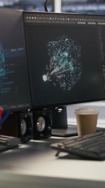 Yapay zeka eğitim iş akışlarını ve otomatik altyapı sistemlerini destekleyen veri merkezi donanımının durumunu gösteren dikey video monitörleri. PC ekranları, sunucuların işleme makinesinin öğrenmesini izler