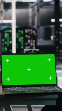 Yapay zeka iş yüklerini görüntülemek ve sunucu odası düzenini denetlemek için kullanılan dikey video Chroma anahtar dizüstü ve masaüstü bilgisayarı. Simüle edilmiş yapay zeka sistemlerini destekleyen yeşil ekran defteri