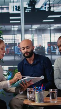 Yatırım ve küresel kurumsal başarıyı yönlendirmek için öngörü ve araştırma analizlerini birleştiren, müzakere ve liderlik tartışmalarına katılan dikey video çeşitliliği iş adamları grubu. Kamera A.