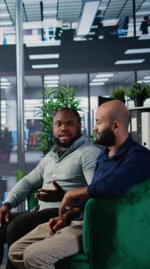 Vertical Video Corporate yönetim grubu bir iş toplantısında hedeflerini vizyonla belirliyor, başarılı bir hikaye için verimli bir ortaklık yaratıyor. Toplantıda müzakere ve karar verme üzerinde duruldu