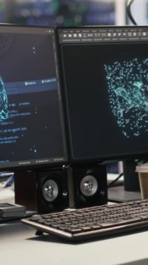 Veri merkezinde, makine öğrenme kodlarını gösteren çift monitörlü dikey video yapay zeka geliştirme çalışma istasyonu. Sinirsel ağ yapıları algoritma performansını izlemek için kullanılan sunucu merkez bilgisayarları