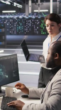 Dikey video Happy veri merkezi yöneticisi bilgisayarda sinirsel ağlar geliştiren mühendis için olumlu geri bildirim sağlıyor. Sunucudaki yapay zeka uygulamasından memnun olan neşeli bir yönetici.