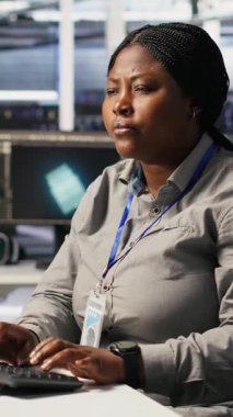 PC 'de dikey video merkezi geliştirici kodlaması, yapay zeka süper bilgisayarları için yazılım güncellemeleri yapmak, saate bakmak. Sunucu çiftliği bilişim uzmanı yapay zeka kullanarak altyapıyı optimize ediyor