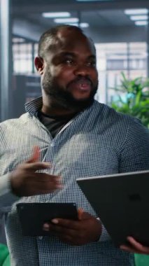 Küresel kalkınma ve başarı öyküsünü desteklemek için içgörü ve performans ölçümlerini birleştiren yeni bir ortaklık brifingine katılan Dikey Video Güvenilir iş uzmanları. Kamera.