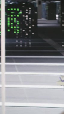 Veritabanı bilgisayarlarının dikey videosu. Derin öğrenme görselleştirme hata ayıklama araçlarını gösteriyor. Sunucu merkezindeki bilgisayar sistemleri yapay zekaya güç veriyor ve otomatik araştırma görevleri, el bilgisayarı