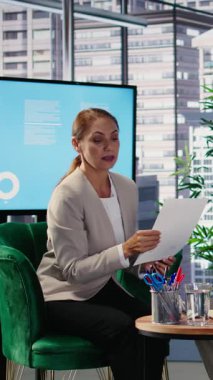 Dikey Videocu Kadın iş adamı anlayışlı bir telefon görüşmesi için toplantıyı bölerek telefon hattında bazı önemli ayrıntıları tartışıyor. Bir konferans sırasında çeşitli hırslı CEO 'lar. Kamera A.