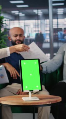 Vertical Video Güvenilir CEO 'lar, izole ekran ile iş geliştirme planlama, performans analizi ve kararları yapısal analiz ve liderlik becerileri yoluyla uygulamak. Kamera A.