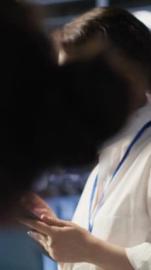 Dikey Veri Merkezi ekip lideri sinir ağlarını ve analitik çalışmalarını destekleyen sistem operasyonlarını denetliyor. Sunucu merkezi yöneticisi AI eğitim verilerini yöneten mühendislik ekibini izliyor