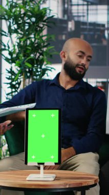 Vertical Video Güvenilir CEO 'lar, izole ekran ile iş geliştirme planlama, performans analizi ve kararları yapısal analiz ve liderlik becerileri yoluyla uygulamak. Kamera B.