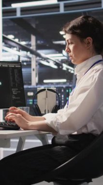 Yapay zeka süper bilgisayarlarını nasıl geliştireceğini düşünen dikey video veri merkezi geliştiricisi, sonuçtan memnun. Neşeli sunucu çiftliği bilişim uzmanı altyapı optimizasyonlarında beyin fırtınası yapıyor, kamera A