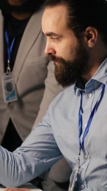 Sunucu odasında yapay zeka eğitim verilerini yöneten bir video denetleyicisi var. Afrika kökenli Amerikalı ekip lideri ve veri merkezinde mühendis. Sinir sistemini destekleyen operasyonlar.