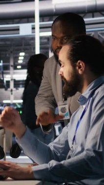 Sunucu odasında yapay zeka eğitim verilerini yöneten bir video denetleyicisi var. Afrika kökenli Amerikalı ekip lideri ve veri merkezinde mühendis. Sinir sistemini destekleyen operasyonlar.