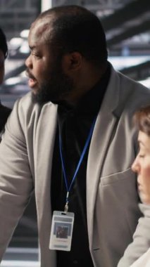 Veri merkezindeki dikey video mühendisliği ekibi bakım sırasında yapay zeka otomasyonunu kullanıyor. Sunucu merkezi çalışanları beyin fırtınası yapıyor, donanım platformlarındaki derin öğrenme modellerini yapılandırıyor, kamera A