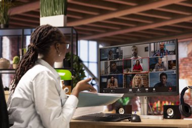 Evdeki kadın, yönetim kurulundan gelen video çağrılarına cevap veriyor. Görevleri kontrol ediyor, belgeleri gösteriyor. Yönetim yöneticileriyle görüntülü konferansta telgraf işçisi, ilerleme kaydedildi