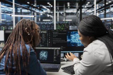 Mühendisler birlikte çalışarak, makine öğrenimi için kullanılan sinirsel ağ veri merkezini inceliyorlar. Yapay zeka iş yükleri için en uygun hale getirmek amacıyla sunucu merkezinde bakım yaparken iş arkadaşlarının beyin fırtınası düzeltmeleri